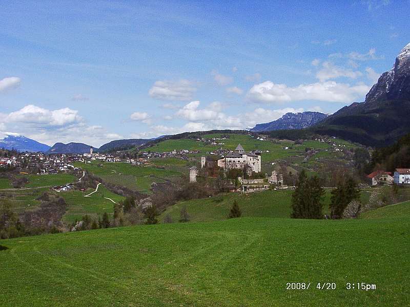 Burg bei Kastelruth nahe Bozen im östlichen Etschtal